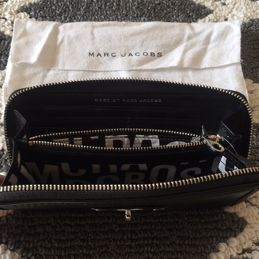 🚫SOLD🚫 (NEW) Marc Jacobs Leather Zip Wallet - Picture 5 of 8